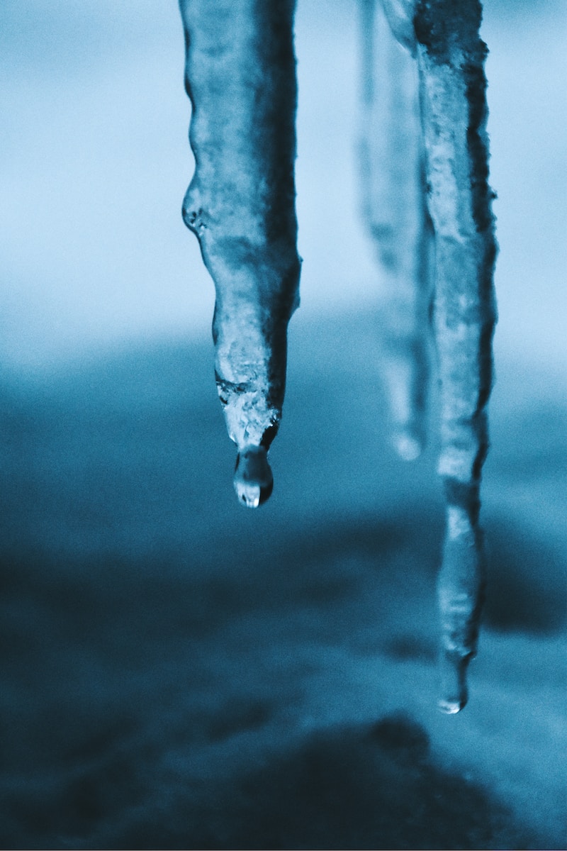 selective focus photography of icicle